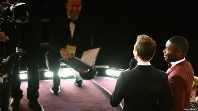 میزبان پیٹرک ہیرس اپنا جوک سنانے کے لیے اداکار ڈیوڈ اوییلوو کو ناظرین میں سے کھینچ لائے۔