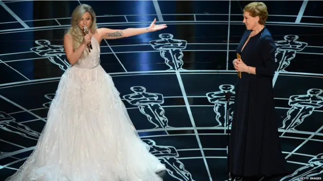 ساؤنڈ آف میوزک کی 50 ویں سالگرہ کا جشن مناتے ہوئے اس موقعے پر لیڈی گاگا نے ایک نغمے کو پیش کیا۔