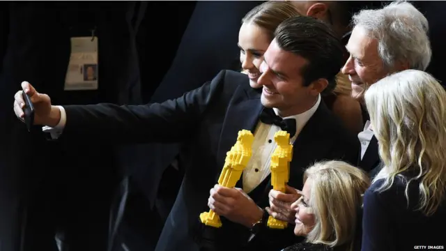 امریکن سنائپر کے اداکار بریڈلی کوپر کو بہترین اداکار کا ایوارڈ تو نہ مل سکا لیکن انھوں نے چند نمائندہ شخصیات کے ساتھ تصویر لینے کا لطف ضرور اٹھایا۔