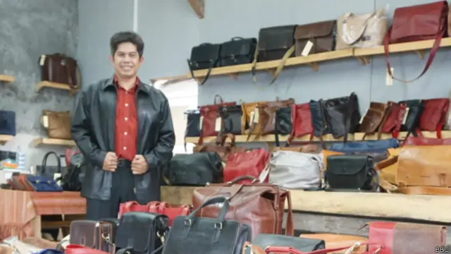 Ardi Lada menangani bisnis tas kulit merk Wrekso di Yogyakarta.