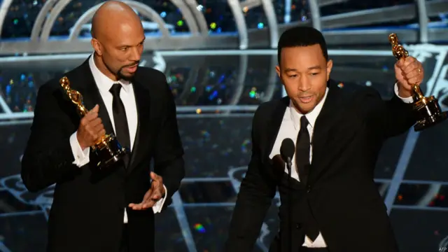 Common（左）与约翰传奇（右）领取奥斯卡奖（22/2/2015）