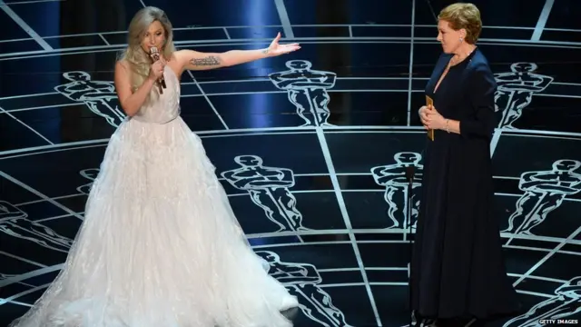 الليدي غاغا وديم جولي اندروز