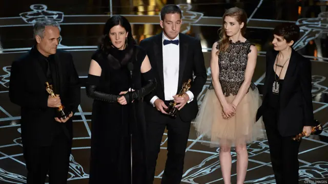 珀特阿斯（左二）和格林沃尔德（中）领取奥斯卡奖（22/2/2015）