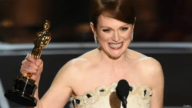 朱丽安·摩尔在《依然爱丽丝》里饰演一位患老年痴呆症的50岁的大学教授。