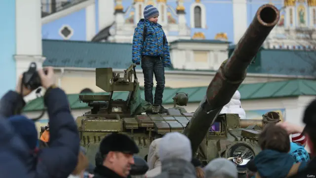 На Михайлівській площі в Києві відкрили виставку російської військової техніки, захопленої на Донбасі. У Києві кажуть, що ця виставка має продемонструвати присутність в Україні російських військ.