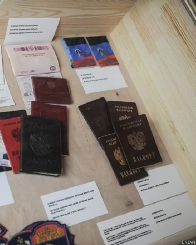 Паспорти та інші документи, вилучені, за словами військових, у захоплених у полон російських солдатів.