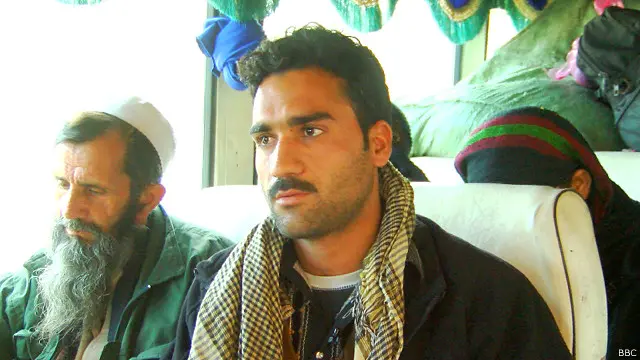 عبدالصمد، چې په پاکستان کې پیدا شوی او ۲۵ کاله عمر لري وايي د ګډوالو د راجسټر کارت یې هم درلود خو بیا هم په زور له پاکستانه ایستلو ته اړ شوی دی.