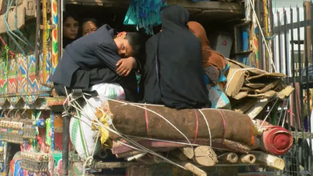 گورنر سردار مہتاب احمد خان نے کہا کہ پاکستان میں غیر قانونی طورپر مقیم مہاجرین کے خلاف کارروائیوں کا آغاز سکیورٹی کی موجودہ صورت حال کے پیش نظر کیا گیا ہے