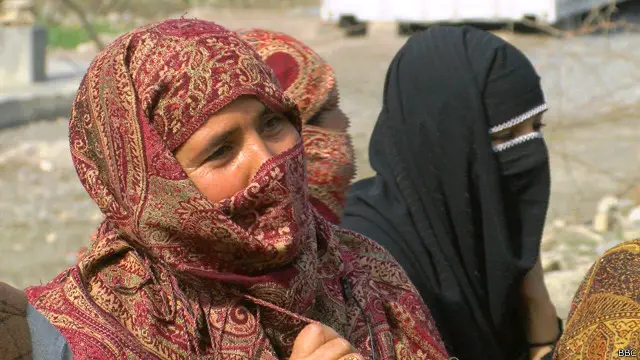 په تورخم کې مې له داسې یوه میرمنې سره خبرې وکړې چې وايي ''نه په افغانستان کې کور لري، نه ځمکه لري او نه هم د یوې بوجۍ اوړو پیسې''.