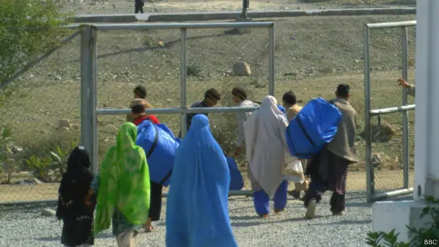 د چارواکو په وینا یواځې له تورخم لارې هره ورځ تر درېو سوو کورنیو افغانستان ته خپلې کډې وړي. په پښور کې پر پوځي ښوونځي له برید مخکې دغه شمیر یواځې له ۵ تر ۱۵ ته رسید.