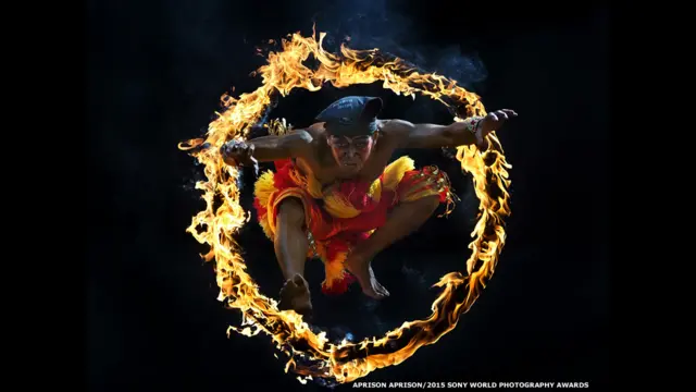 نامزدهای جایزه جهانی عکس سونی اعلام شده اند. این نامزدها طیف وسیعی از سبک ها و سوژه های عکاسی را دربر می گیرد. این عکس از مردی در حال گذر از حلقه آتش در اندونزی گرفته شده و در رشته آزاد هنر و فرهنگ برگزیده شده است. عکس از اپریسون اپریسون