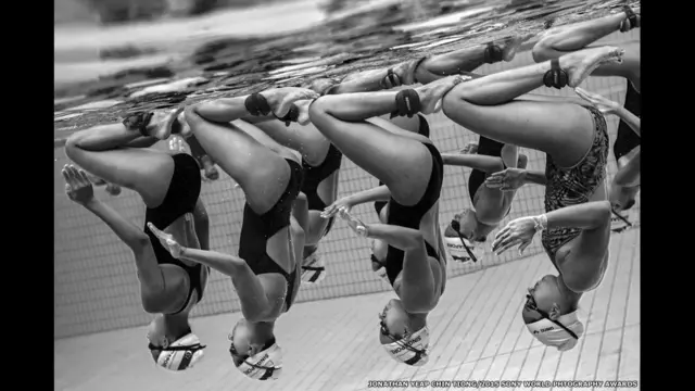 عکسی از جاناتان ییپ چین تیونگ از سنگاپور که نامزد رشته عکاسی حرفه ای در حوزه ورزش شده است: عکسی از تیم شنای موزون زنان. 