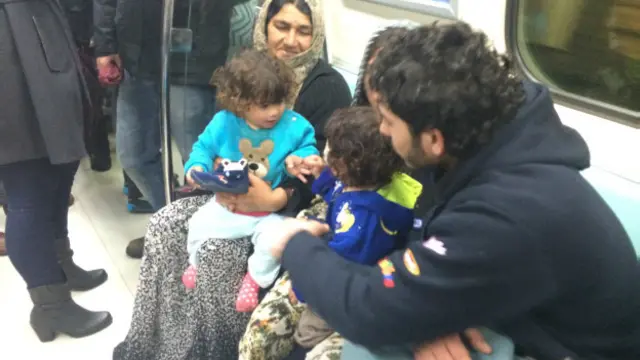 Halep'ten kaçıp ailesini İstanbul'a getiren Muhammed, izbe bir otel odasına günde 60 lira verdiklerini söylüyor.