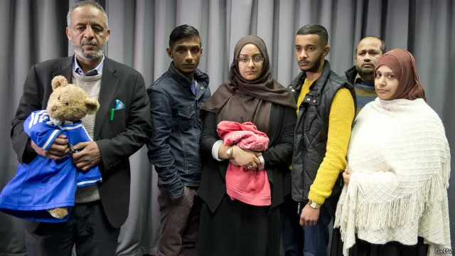 والد أميرة عباسي ناشد ابنته بالعودة وهو يحمل دبا كانت قد أهدته إلى أمها.