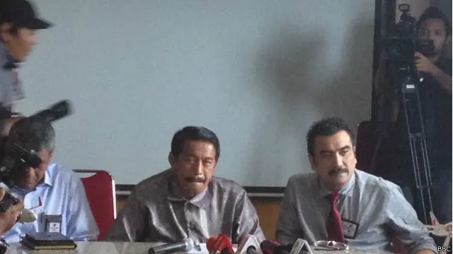 Edward Sirat (kiri) mengakui staf Lion Air 'terlambat ambil keputusan'