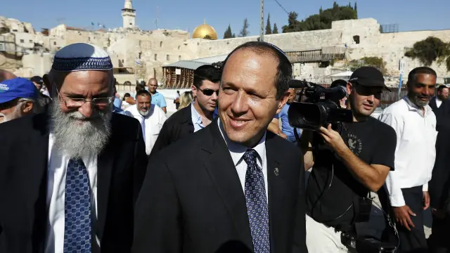 ویڈیو فوٹیج میں دیکھا جا سکتا ہے کہ میئر نر برکات مشتبہ حملہ آور کی جانب بڑھ رہے ہیں اور پھر اسے زمین پر گرا لیتے ہیں