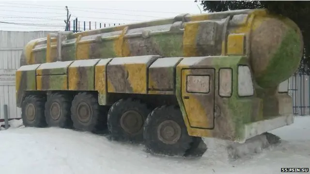 پہلا انعام ’ٹوپو ایم بین البراعظمی بیلسٹک‘ میزائل لانچر کے مجسمے کو دیا گیا