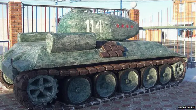 دوسرے نمبر پر آنے والا مجسمہ روس کے ٹی 34 ٹینک کا تھا۔