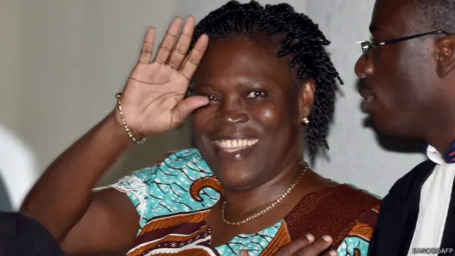 L’ex-Première dame ivoirienne, Simone Gbagbo, est arrivée souriante et l’air confiant avec une heure de retard. Elle est entourée d’une dizaine d’avocats.