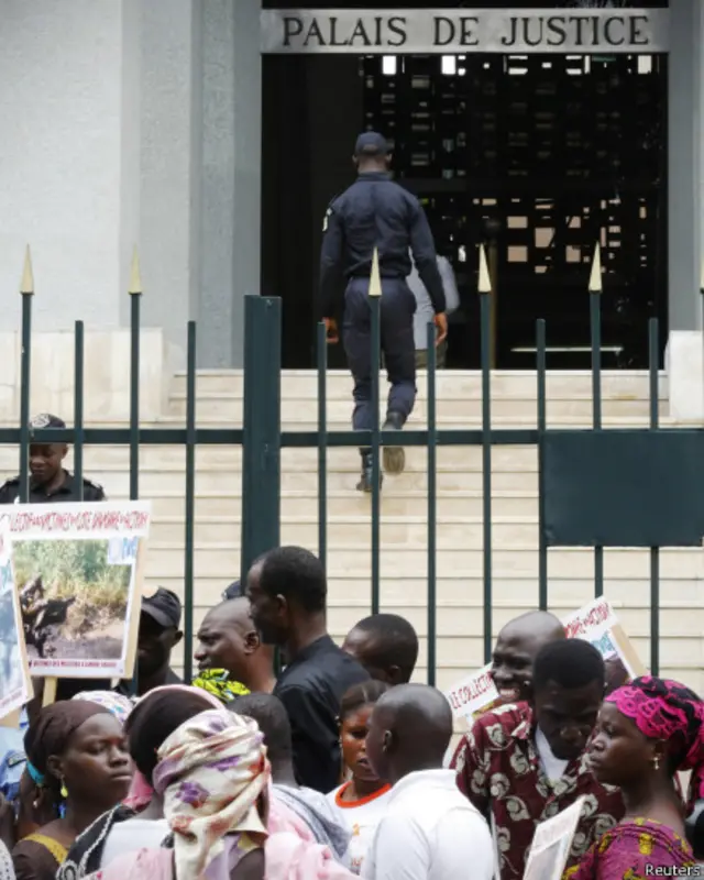 Des manifestants se sont regroupés devant le Palais de Justice d'Abidjan, le 23 février 2015