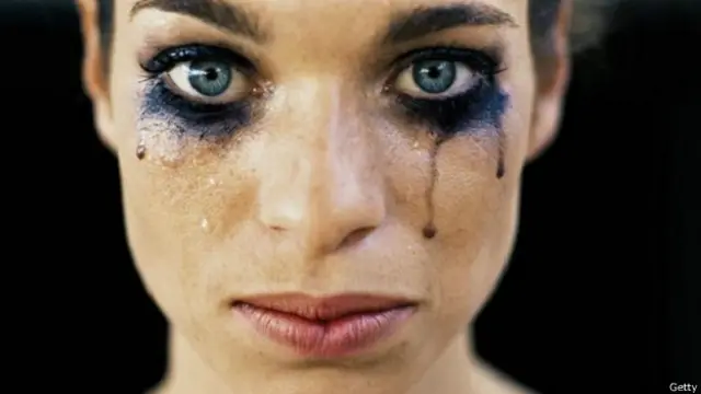 Mujer bella llorando