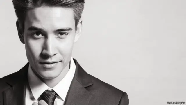 Joven buenmozo vestido formalmene