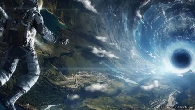 كان رواد الفضاء في فيلم انترستيلر يسافرون عبر الزمن من خلال الثقوب الدودية