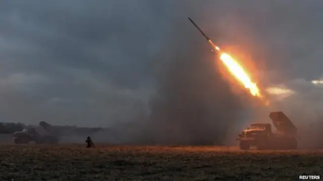 يقاتل الجيش الأوكراني الانفصاليين الموالين لروسيا شرقي البلاد.