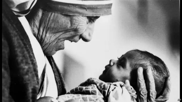 50 ஆண்டுகளுக்கும் மேலாக கொல்கத்தா நகரில் ஏழைகளுக்காக பணிபுரிந்தார் அன்னை தெரசா.