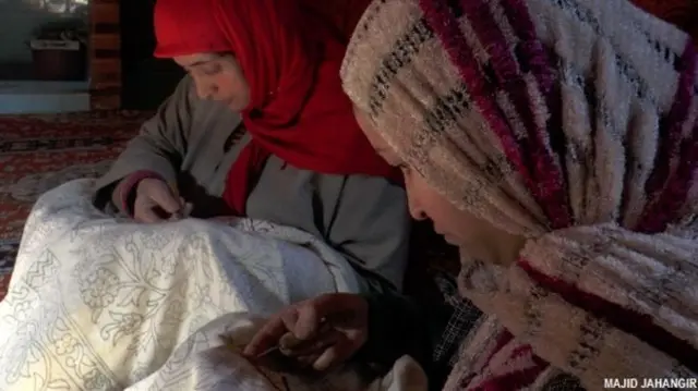 کشمیر میں دستکاری کی صنعت سے کئی خواتین اور بچے شامل ہیں