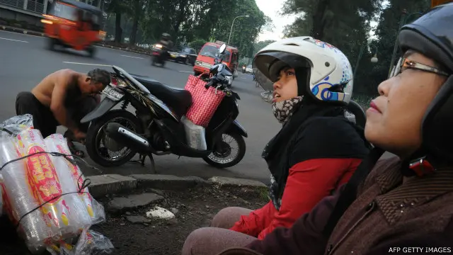 Pengguna sepeda motor sering menjadi target kriminalitas di jalan raya. 