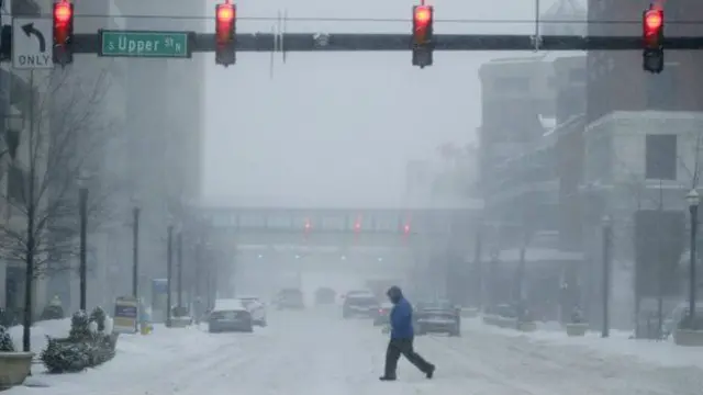 امریکی ریاست کینٹکی زبردست برفباری کی زد میں ہے