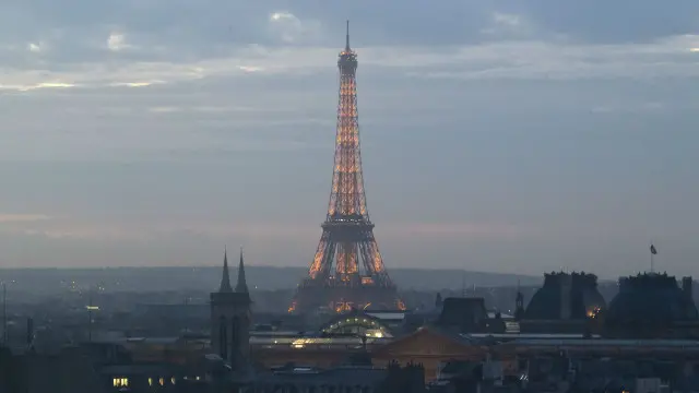 پہلا ڈرون امریکی سفارت خانے کے اوپر اڑتے دیکھا گیا جبکہ دیگر ايفل ٹاور اور محل ڈی لا كونكرڈ پر دکھائی دیے