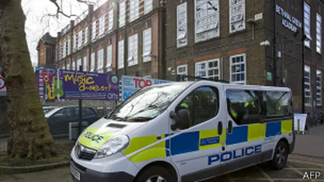 Policía fuera de la Bethnal Green Academy