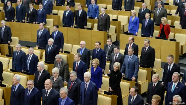 Депутаты на пленарном заседании 