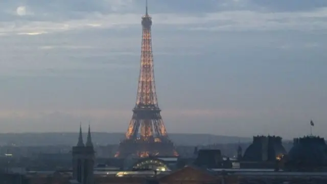 برج أيفل كان من المواقع التي شوهدت فوقها طائرات بدون طيار.