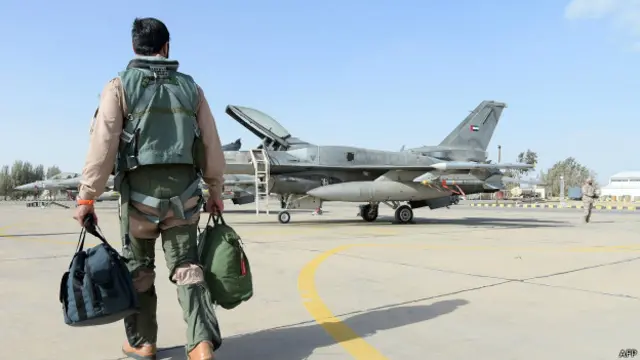 Летчик на фоне самолета