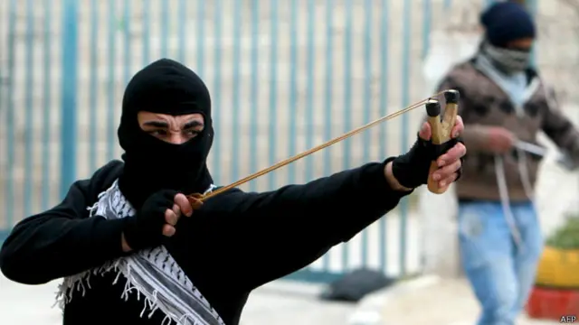 صورة من الأرشيف لاشتباك بين الشبان الفلسطينيين والقوات الاسرائيلية ببيت لحم