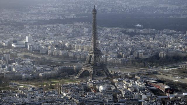 Париж с высоты полета дрона
