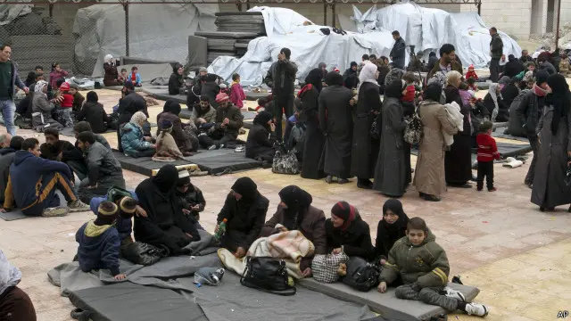 أسر سورية فرت من القتال ولجأت إلى أحد المآوي المؤقتة في إحدى ضواحي العاصمة السورية دمشق.