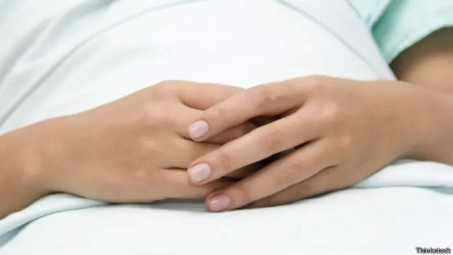 Grávida em hospital (Thinkstock)