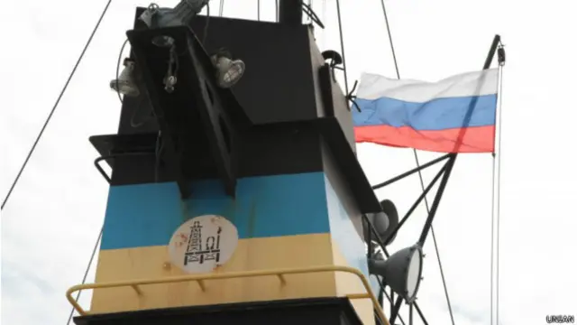 российский флаг на корабле в порту предприятия "Черноморнефтегаз" 10 апреля 2014