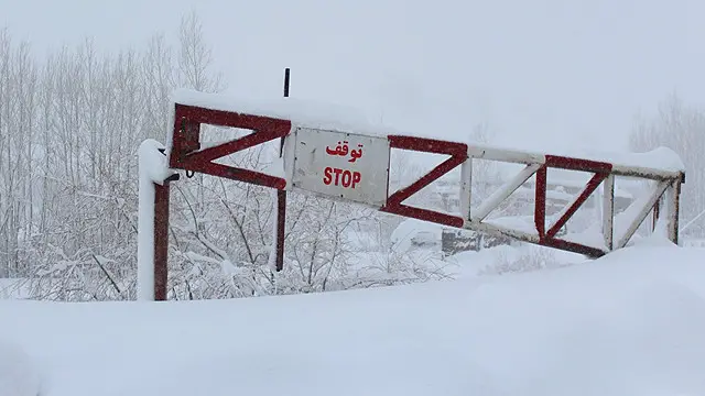 د سالنګ تونل نژدې درې کیلومتره اوږد دی او د سمندر له سطحې نژدې ۳۹۵۰ متره لوړ دی، چې په مرکزی برخه کې یې د هندوکوش د غرونو لړۍ پرته ده.