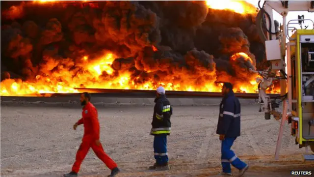 Пожар на нефтеперерабатывающем заводе в Ливии