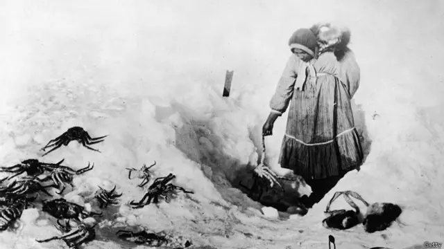 Un inuit pescando cangrejos