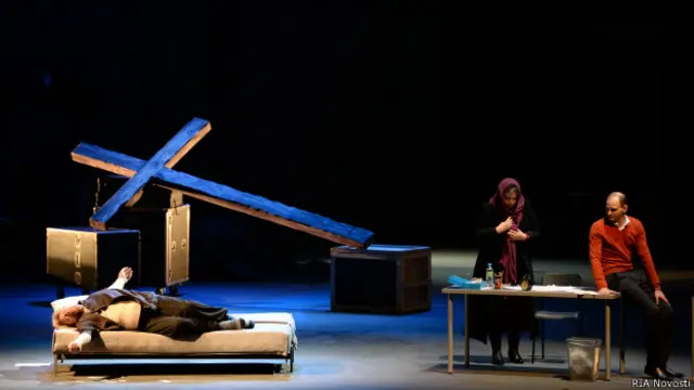 Крест в новосибирской опере