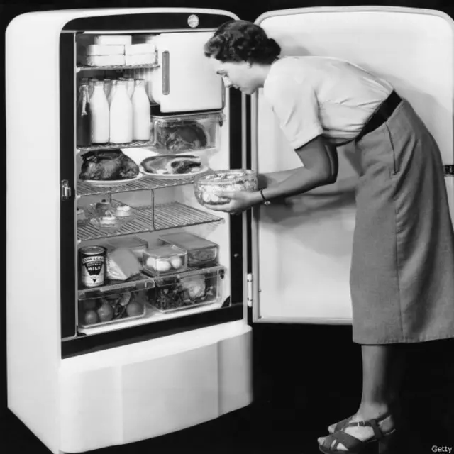 Un ama de casa con un refrigerador en los años 50