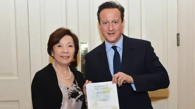 卡梅伦首相在招待会上还为英国华人邵谊颁奖