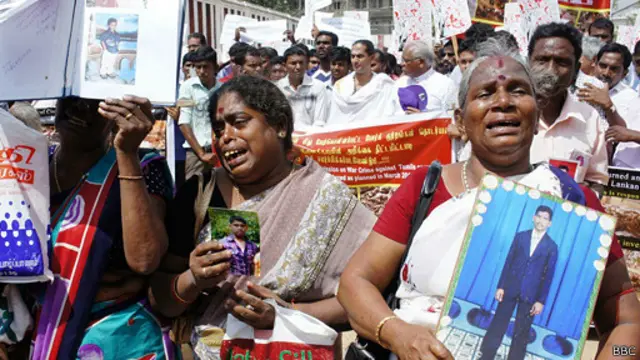 යුද සමයේදී අතුරුදහන් වූවන් සිහිකරමින් ඔවුන්ගේ ඥාතීහු උද්ඝෝෂණය අතරතුරදී හඬා වැළපුනහ