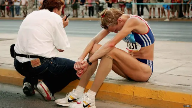 Paula Radcliffe yace destrozada tras abandonar en el maratón de Atenas en 2004.